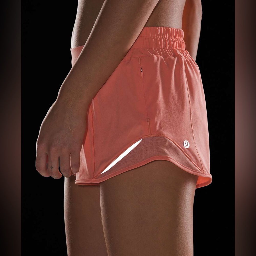 Lululemon Hotty Hot Low-Rise Lined Short 2.5"
Sunny Coral